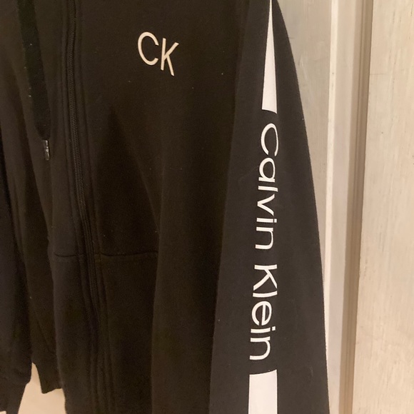 Calvin Klein hoodie. - Picture 2 of 3